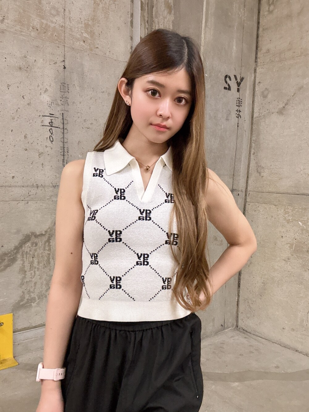 ホワイト系のニット/セーター、ブラック系のその他パンツ、ブラック系のサンダルを着用したレディースの春コーディネートの4枚目の写真