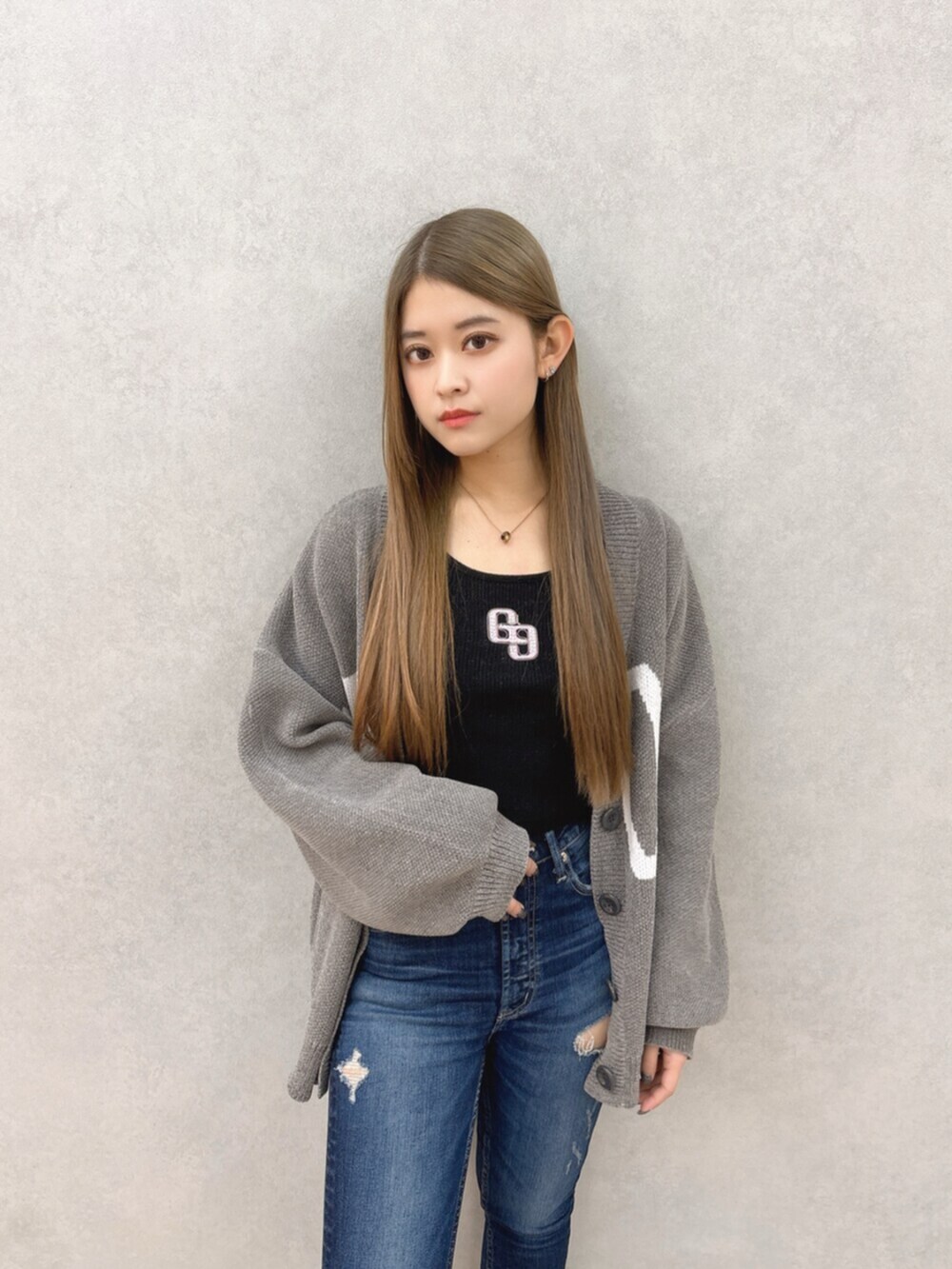 ブラック系のブーツ、ブルー系のデニムパンツ、ブラック系のTシャツ/カットソーを着用したレディースの冬コーディネートの4枚目の写真