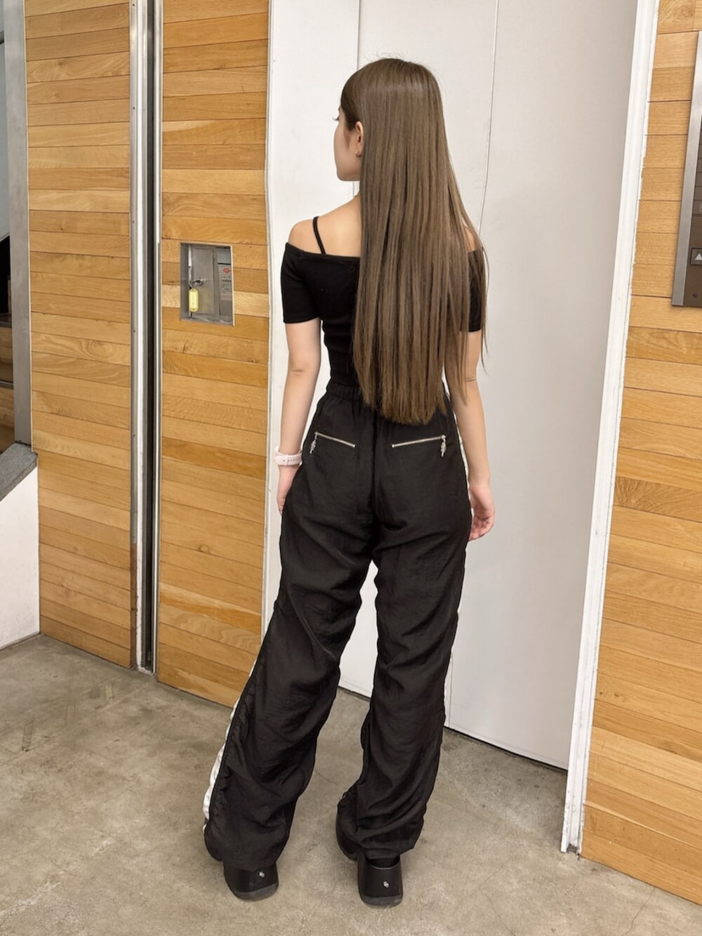 ブラック系のサンダル、ブラック系のその他パンツ、ブラック系のTシャツ/カットソーを着用したレディースの春コーディネートの3枚目の写真