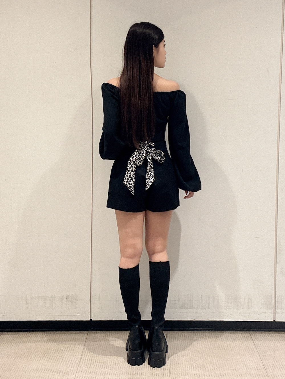 ブラック系のシャツ/ブラウス、ブラック系のその他パンツ、ブラック系のブーツを着用したレディースの秋コーディネートの4枚目の写真