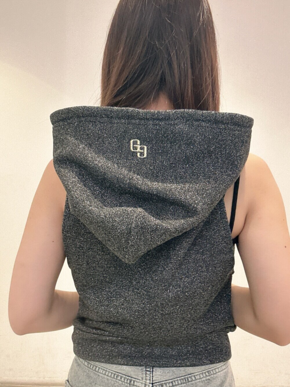 ブルー系のデニムパンツ、ブラック系のTシャツ/カットソー、ブラック系のスニーカーを着用したレディースの夏コーディネートの6枚目の写真