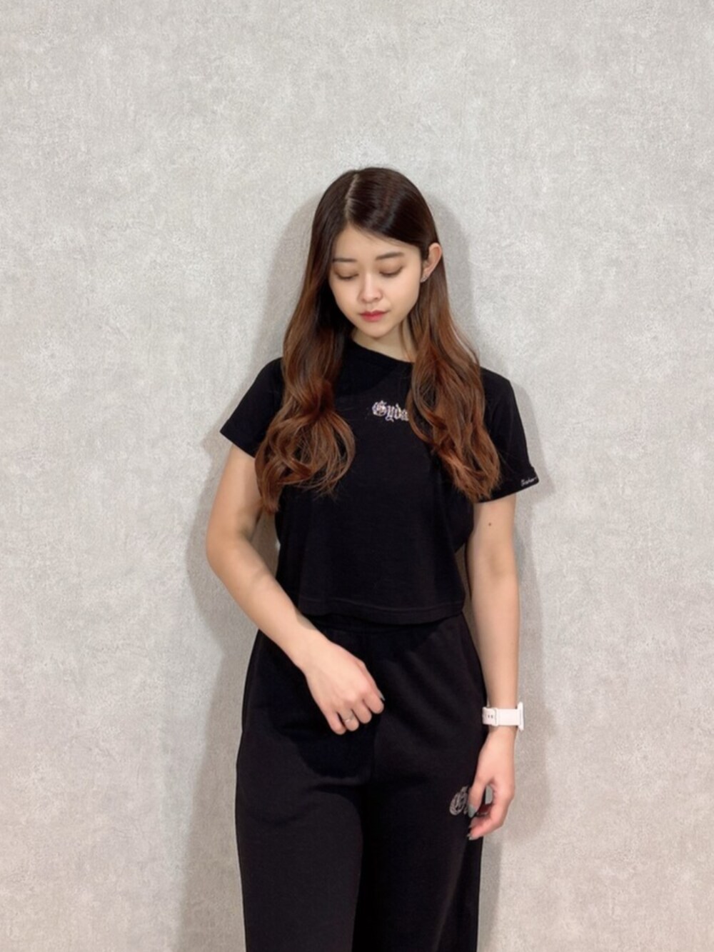 ブラック系のパンプス、ブラック系のTシャツ/カットソー、ブラック系のスウェットパンツを着用したレディースの春コーディネートの4枚目の写真