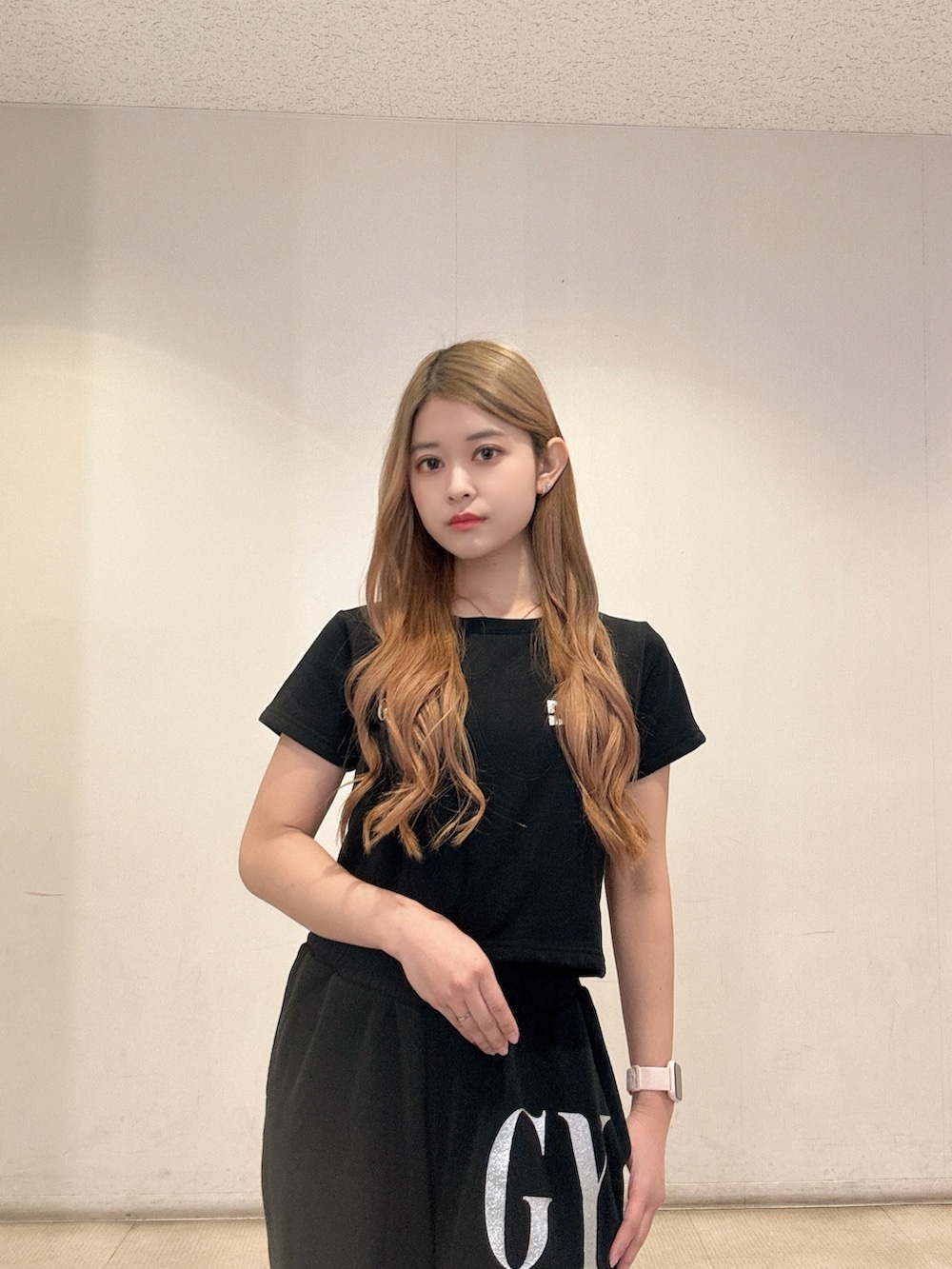 ブラック系のTシャツ/カットソー、ブラック系のスウェットパンツ、ブラック系のサンダルを着用したレディースの春コーディネートの4枚目の写真