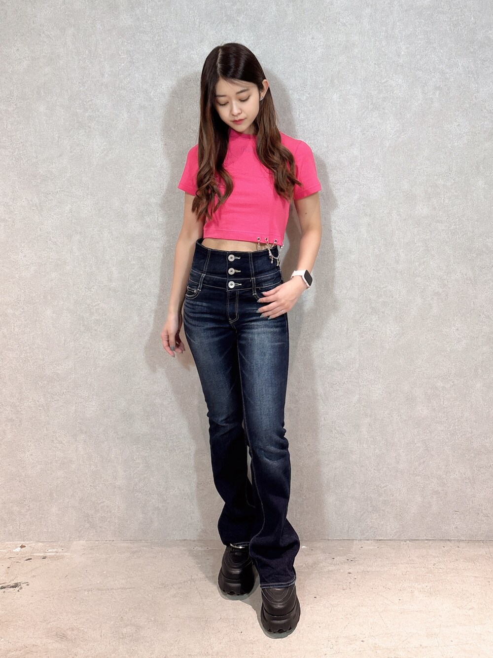 ピンク系のTシャツ/カットソー、ブルー系のデニムパンツ、ブラック系のハンドバッグを着用したレディースの春コーディネートの2枚目の写真