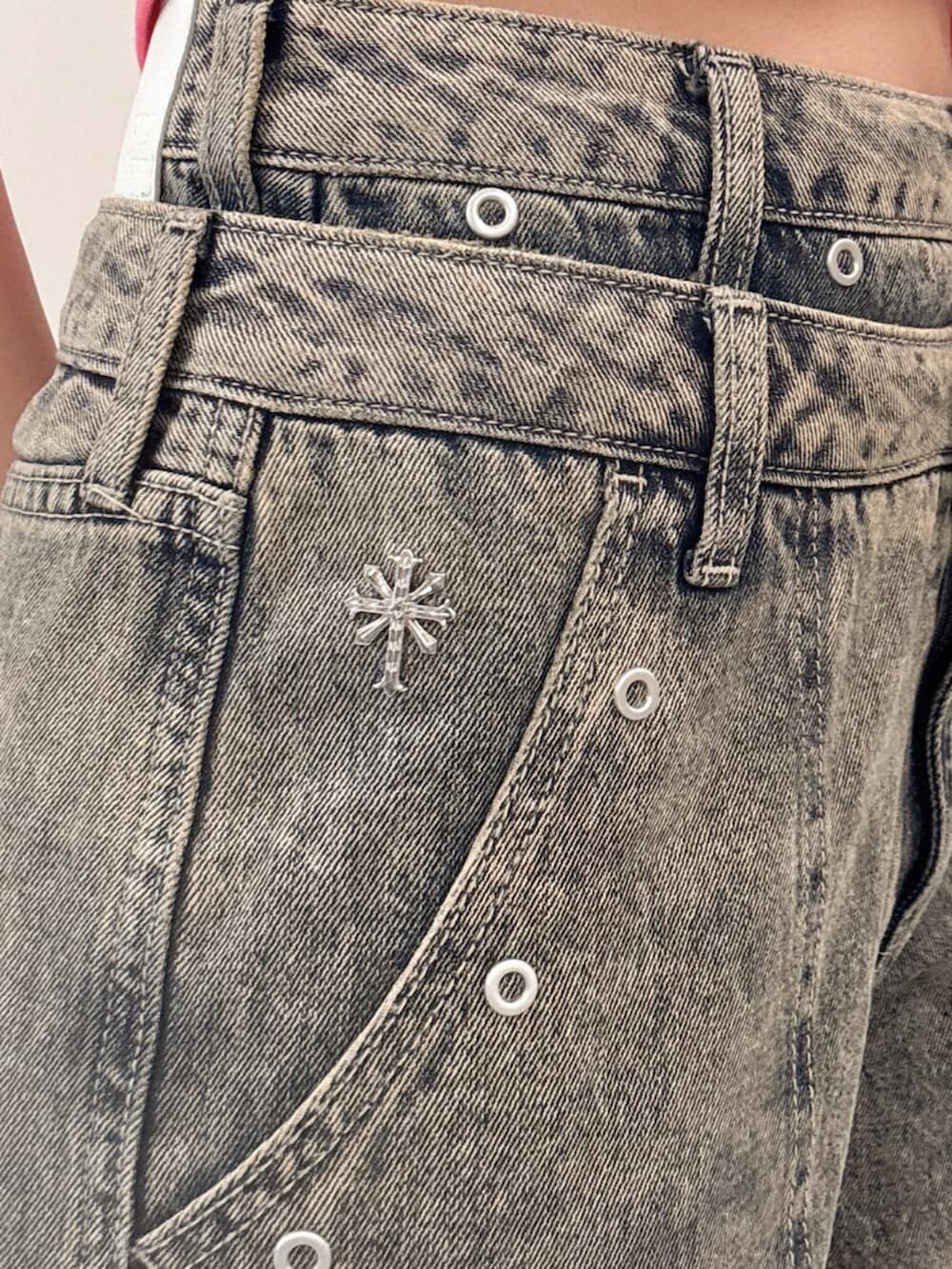 ブラック系のサンダル、ブラック系のTシャツ/カットソー、ブルー系のデニムパンツを着用したレディースの夏コーディネートの8枚目の写真
