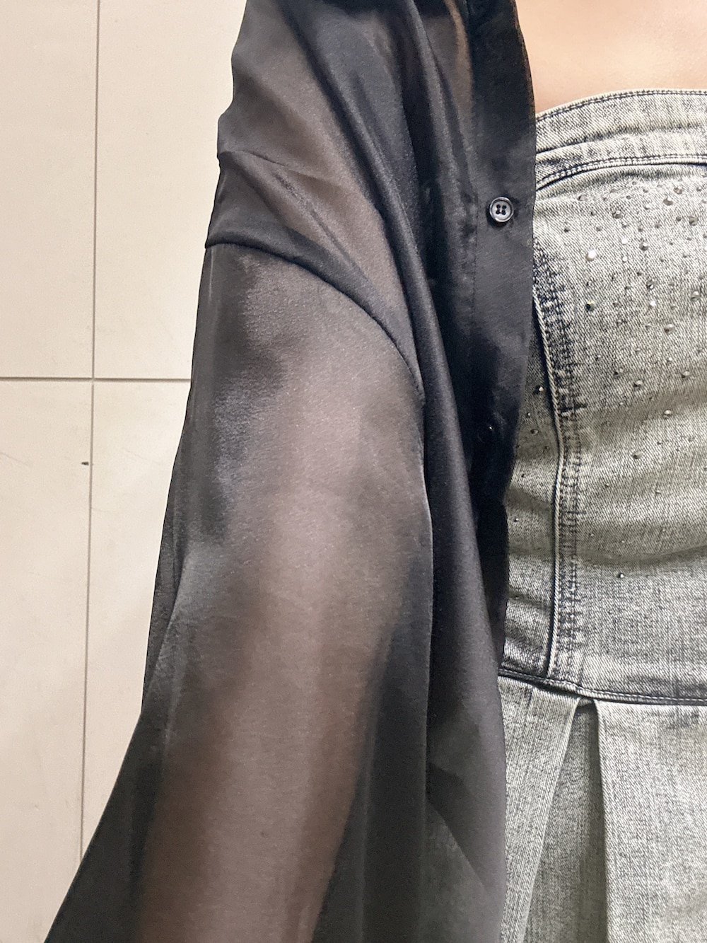 ブルー系のワンピース、ブラック系のシャツ/ブラウス、ブラック系のサンダルを着用したレディースの春コーディネートの9枚目の写真