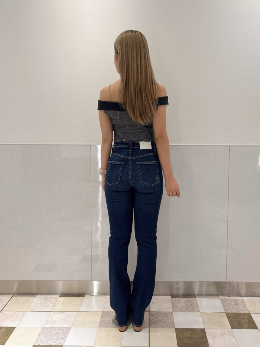ブラック系のサンダル、ブルー系のデニムパンツ、ブラック系のシャツ/ブラウスを着用したレディースの夏コーディネートの3枚目の写真