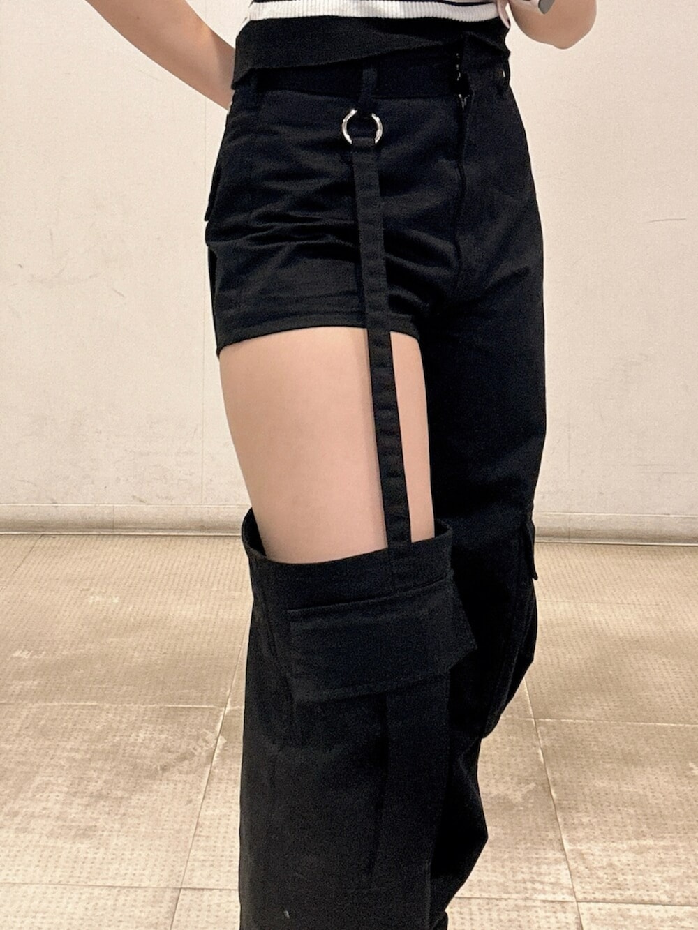 ブラック系のスニーカー、ホワイト系のニット/セーター、ブラック系のその他パンツを着用したレディースの春コーディネートの6枚目の写真