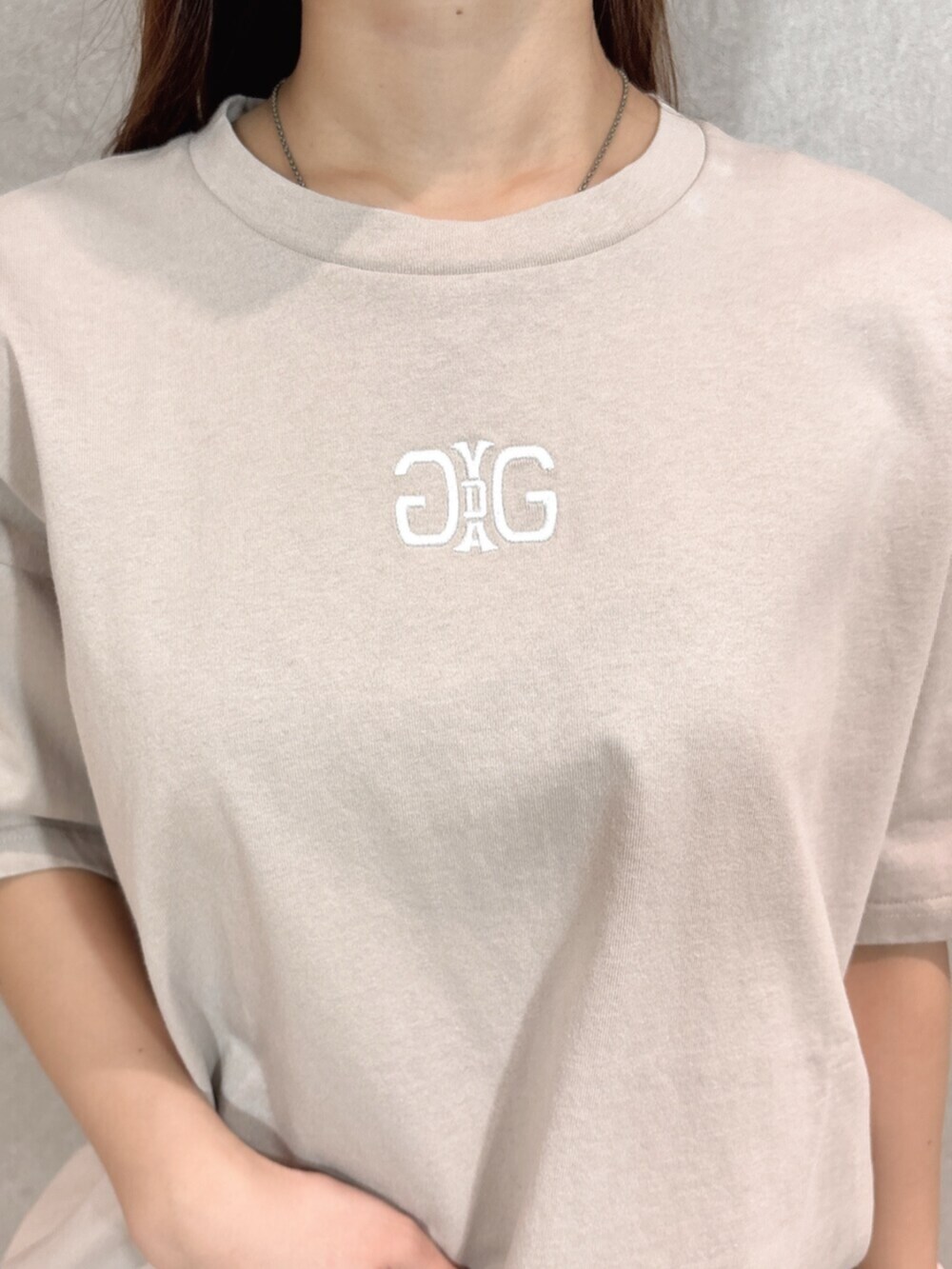 ベージュ系のTシャツ/カットソー、ブルー系のデニムパンツ、ホワイト系のパンプスを着用したレディースの春コーディネートの5枚目の写真