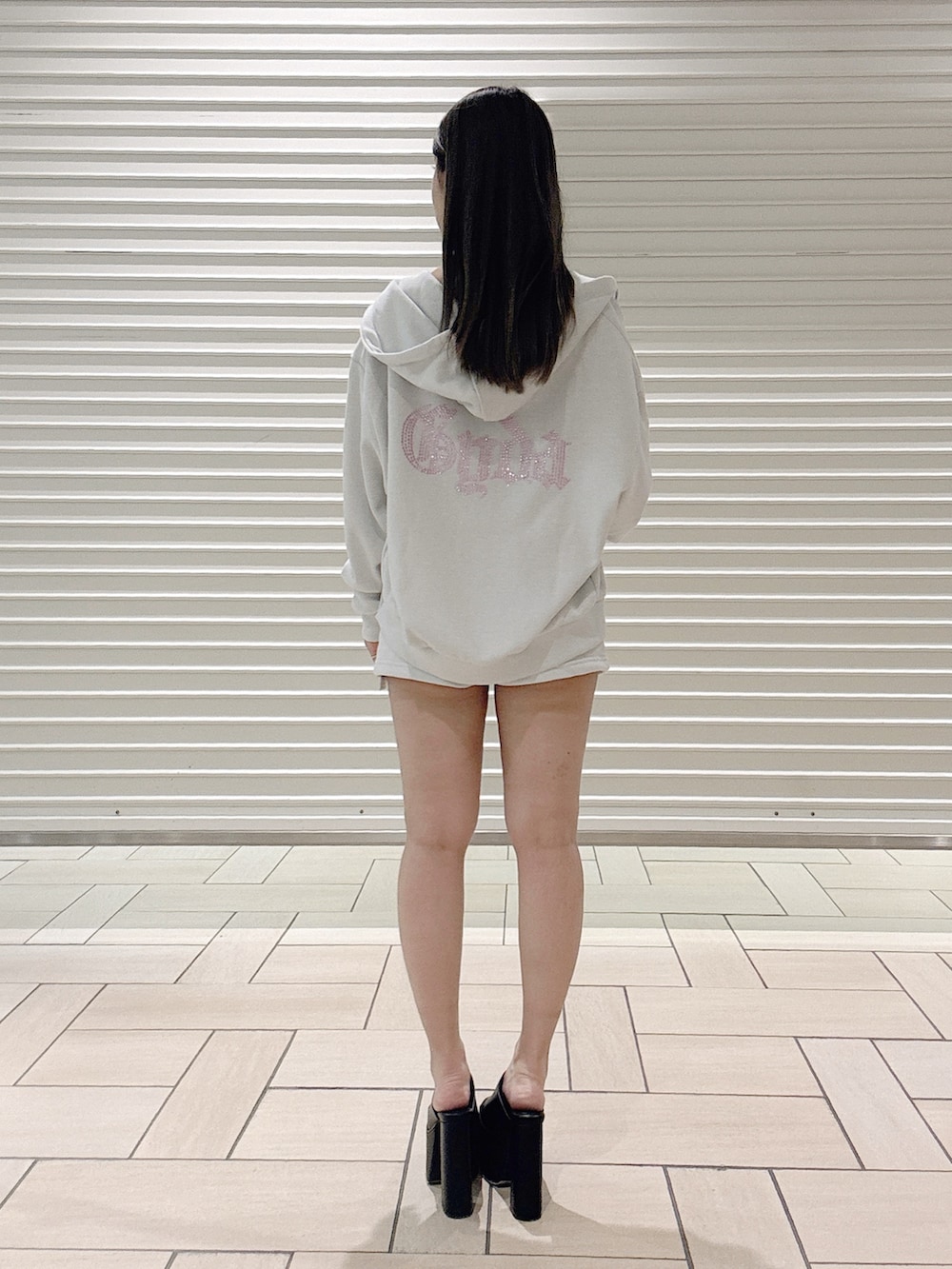 ブラック系のキャミソール、ホワイト系のパーカー、ホワイト系のその他パンツを着用したレディースの夏コーディネートの3枚目の写真