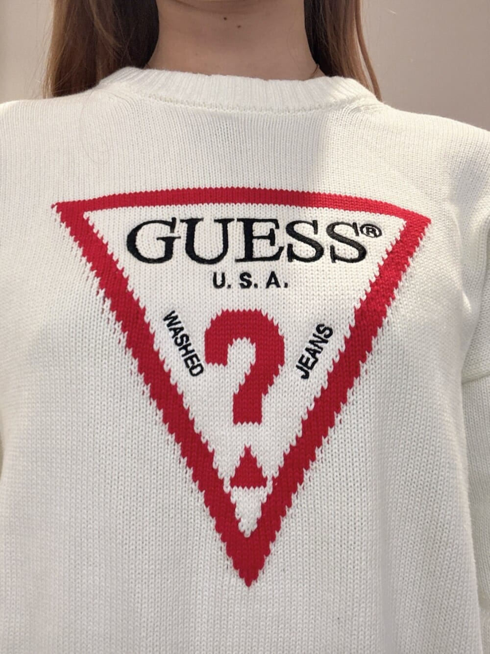 ブラック系のブーツ、ブルー系のデニムパンツ、ホワイト系のニット/セーターを着用したレディースの春コーディネートの5枚目の写真