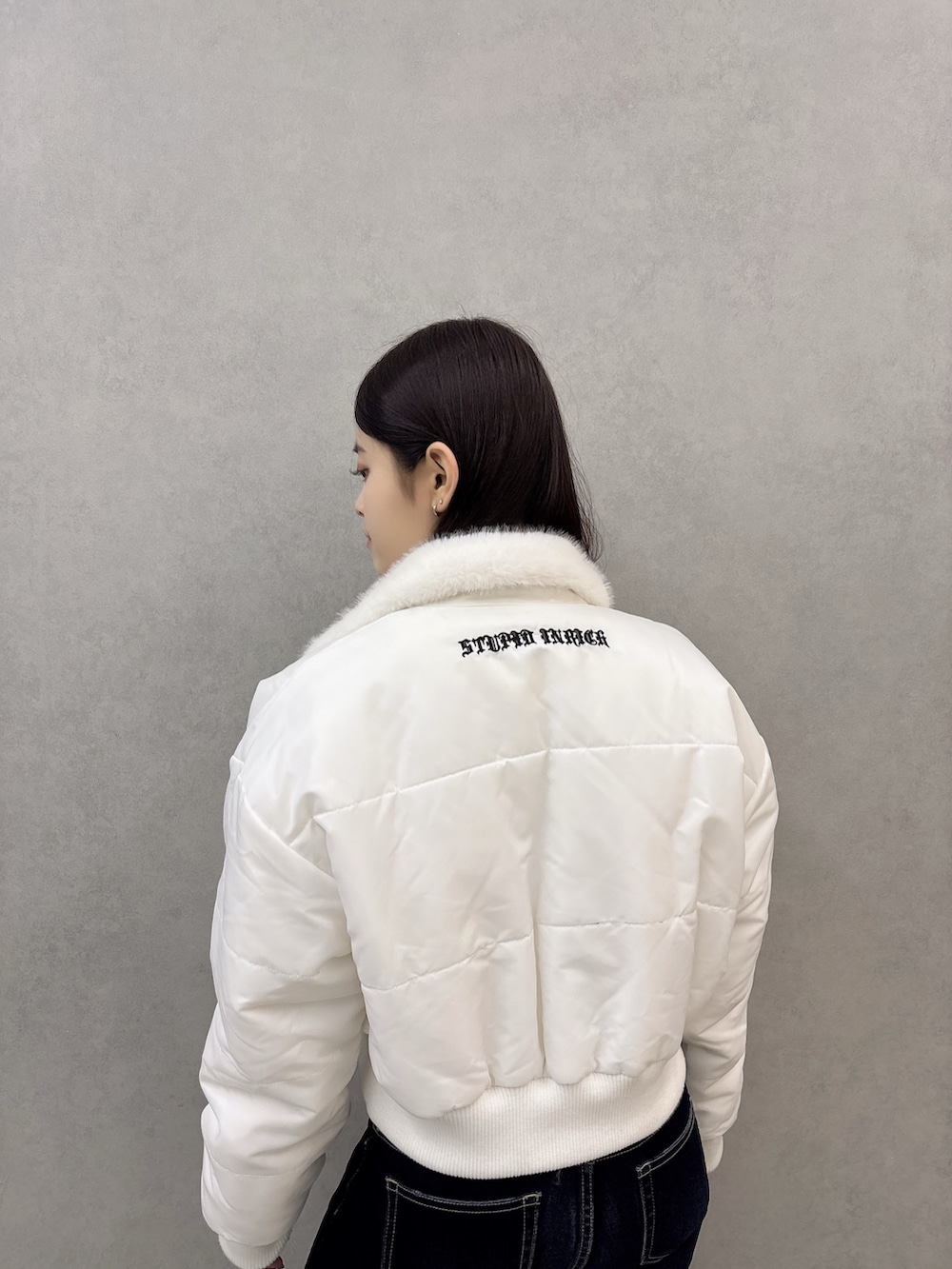 ブラック系のブーツ、ブルー系のデニムパンツ、ブラック系のTシャツ/カットソーを着用したレディースの秋コーディネートの5枚目の写真