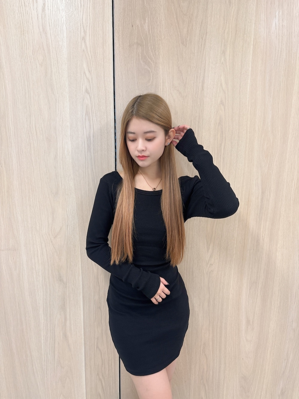 ブラック系のワンピース、ブラック系のブーツを着用したレディースの春コーディネートの4枚目の写真