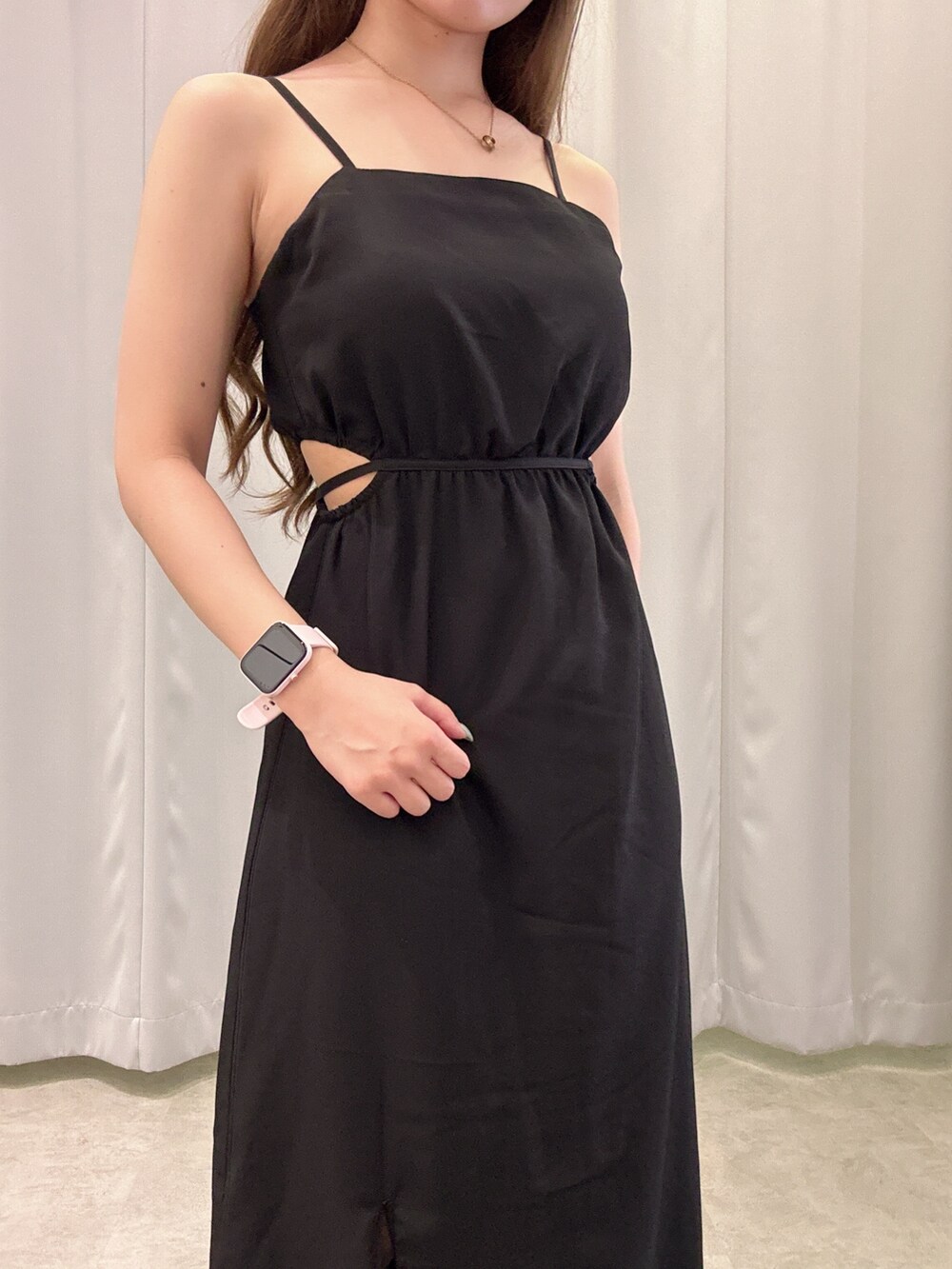 ブラック系のワンピース、ブラック系のサンダルを着用したレディースの夏コーディネートの4枚目の写真