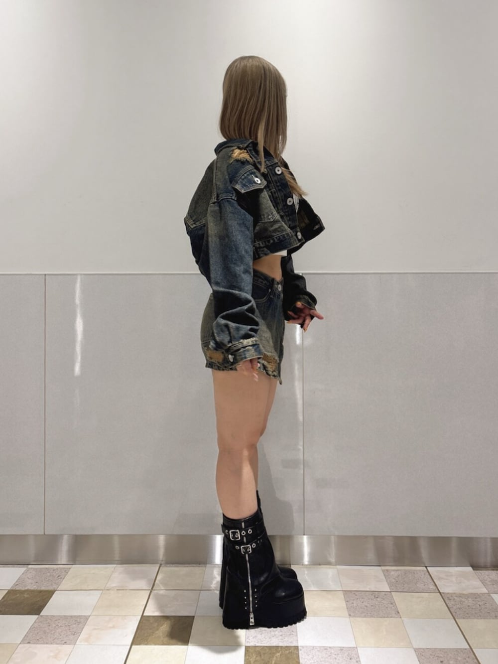 ホワイト系のタンクトップ、ブルー系のデニムジャケット、ブルー系のデニムパンツを着用したレディースの夏コーディネートの2枚目の写真