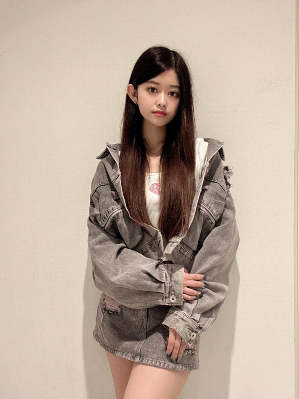 ホワイト系のTシャツ/カットソー、ピンク系のデニムジャケット、ピンク系のデニムスカートを着用したレディースの秋コーディネートの4枚目の写真