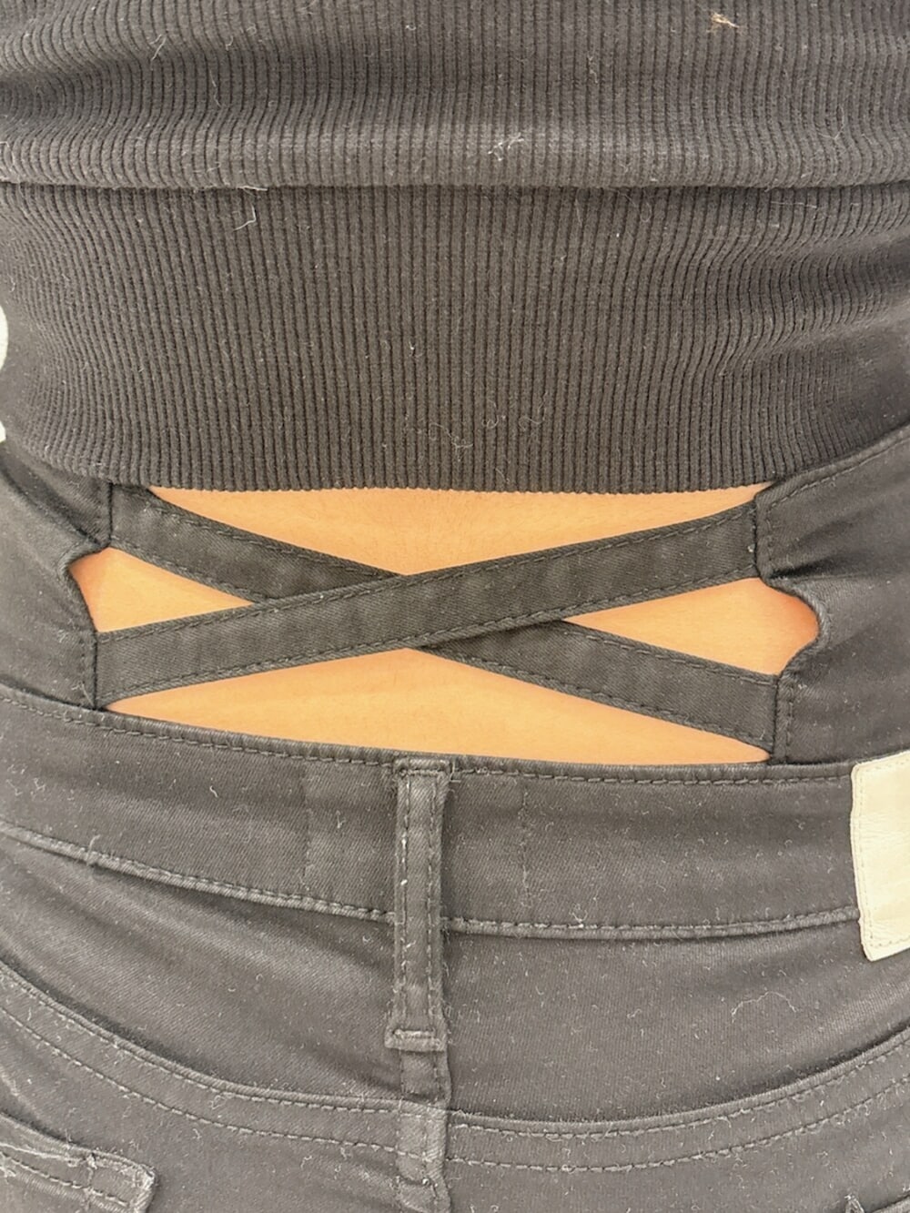 ブラック系のブーツ、ブラック系のTシャツ/カットソー、ブラック系のデニムパンツを着用したレディースの秋コーディネートの5枚目の写真