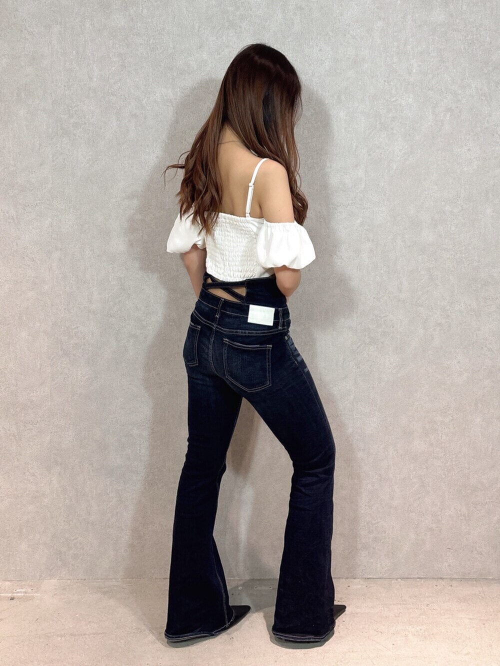 ブラック系のパンプス、ブルー系のデニムパンツ、ホワイト系のシャツ/ブラウスを着用したレディースの春コーディネートの2枚目の写真