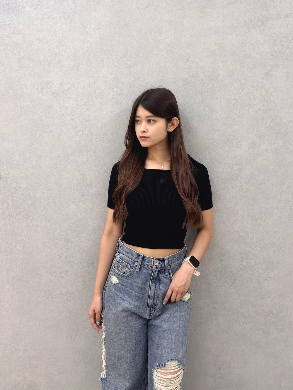 ブルー系のデニムパンツ、ブラック系のサンダル、ブラック系のニット/セーターを着用したレディースの夏コーディネートの4枚目の写真