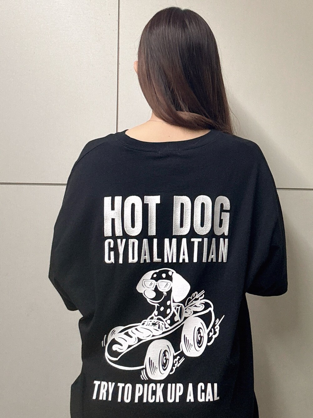 ブラック系のTシャツ/カットソー、ブルー系のデニムパンツ、ブラック系のパンプスを着用したレディースの春コーディネートの6枚目の写真