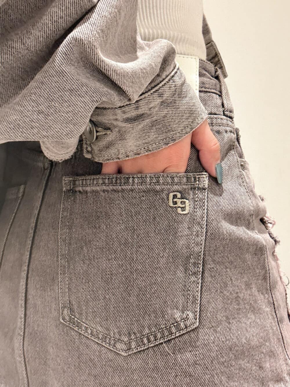 ホワイト系のTシャツ/カットソー、ピンク系のデニムジャケット、ピンク系のデニムスカートを着用したレディースの秋コーディネートの6枚目の写真