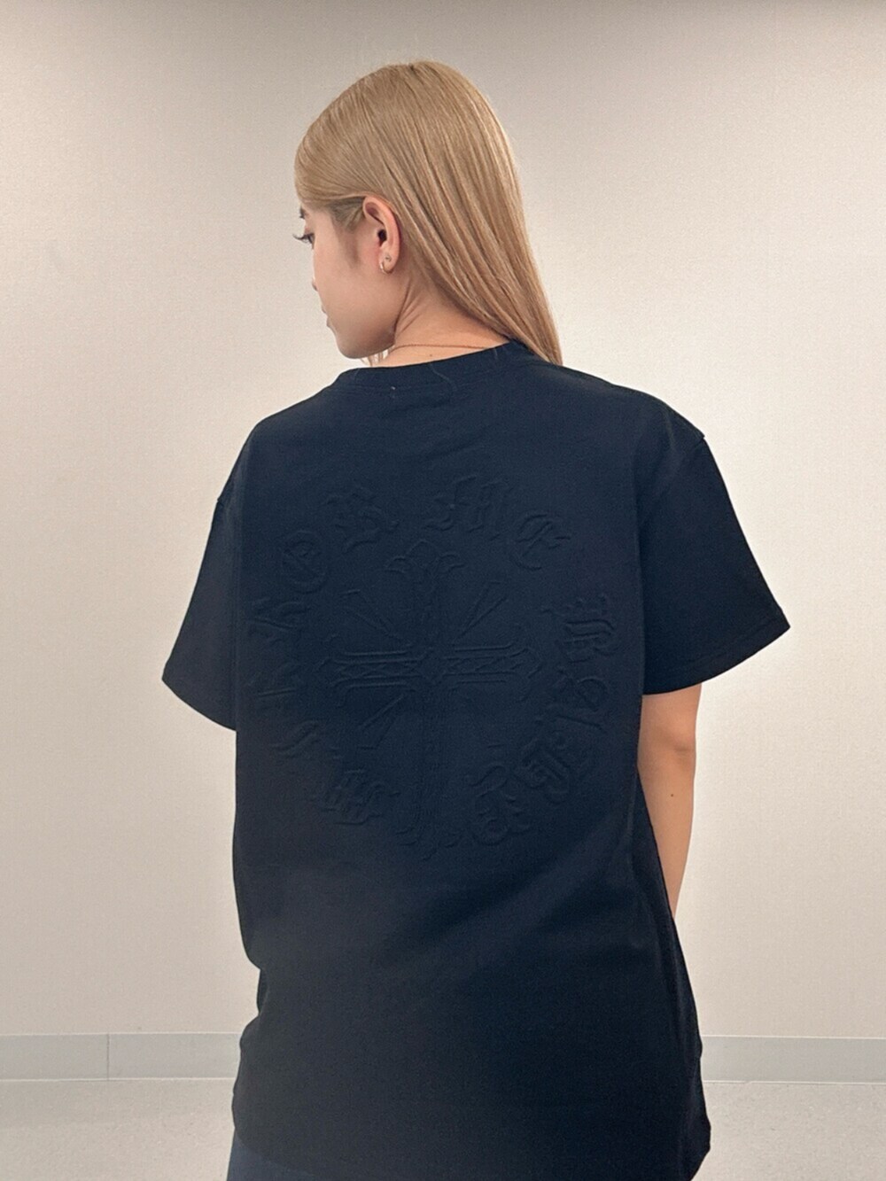 ブルー系のデニムパンツ、ブラック系のサンダル、ブラック系のTシャツ/カットソーを着用したレディースの夏コーディネートの5枚目の写真