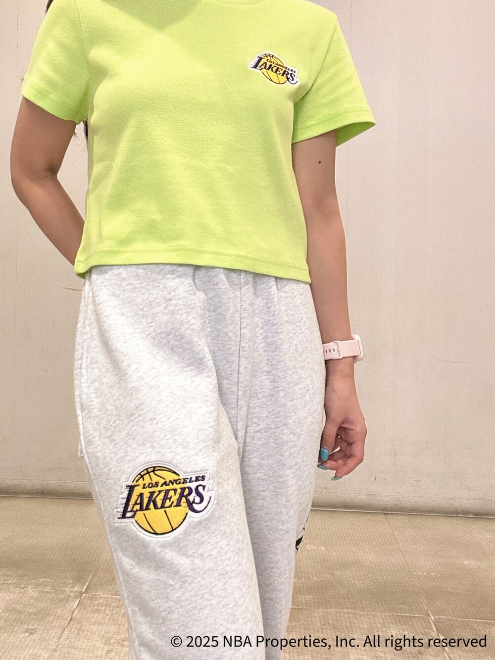 グリーン系のTシャツ/カットソー、グレー系のスウェットパンツ、ブラック系のパンプスを着用したレディースの夏コーディネートの5枚目の写真