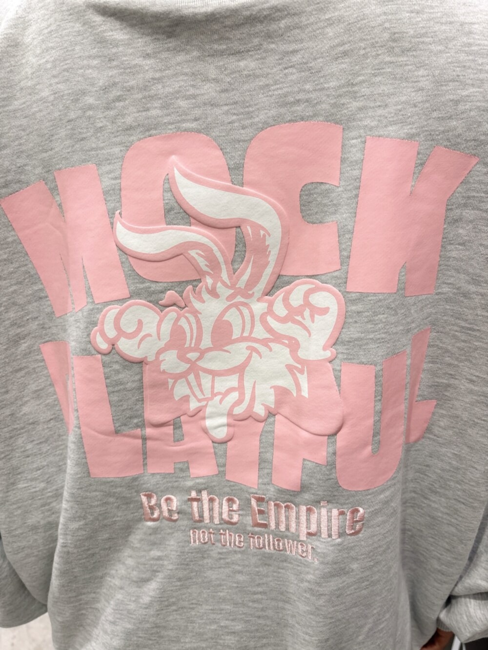 ブラック系のデニムパンツ、ブラック系のブーツ、グレー系のパーカーを着用したレディースの秋コーディネートの8枚目の写真