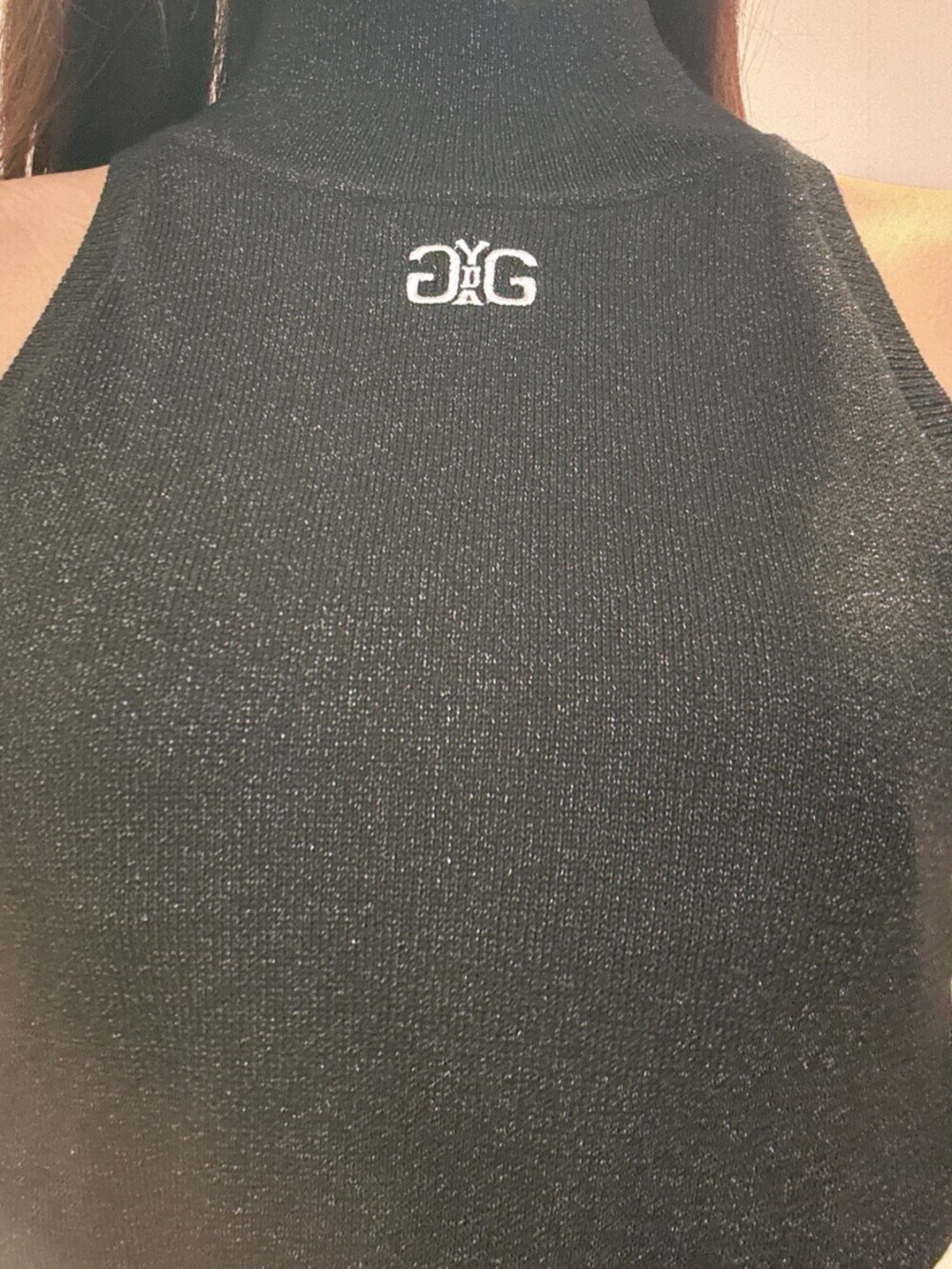 ブラック系のサンダル、ブラック系のニット/セーター、ブルー系のデニムパンツを着用したレディースの夏コーディネートの5枚目の写真