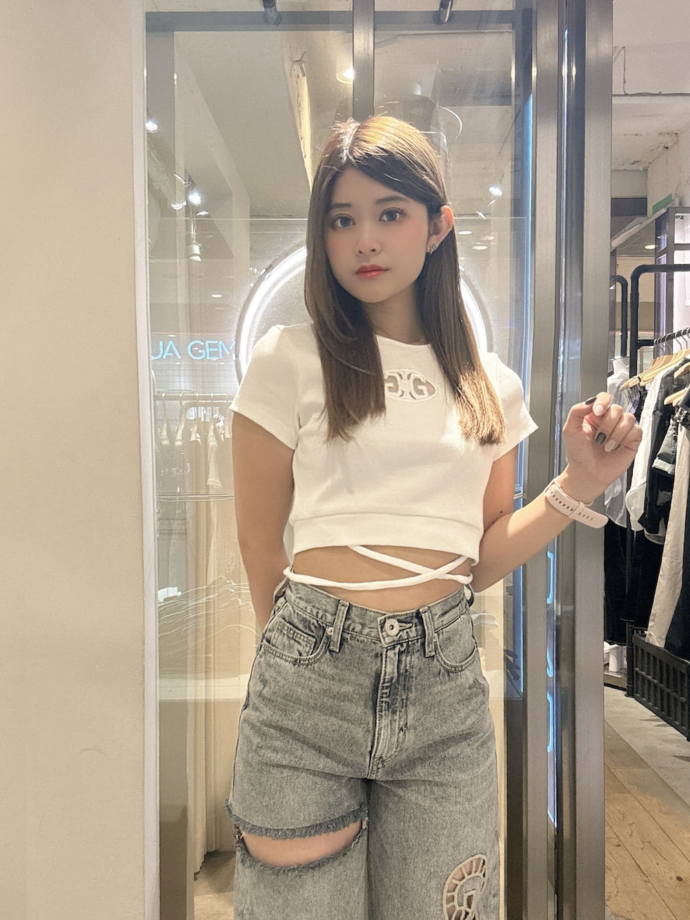 ホワイト系のTシャツ/カットソー、ブルー系のデニムパンツ、ブラック系のサンダルを着用したレディースの春コーディネートの4枚目の写真