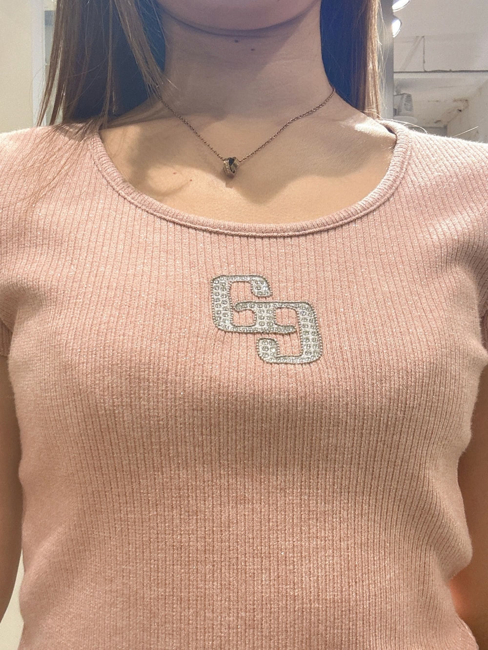ピンク系のTシャツ/カットソー、ブルー系のデニムパンツ、ブラック系のサンダルを着用したレディースの春コーディネートの5枚目の写真