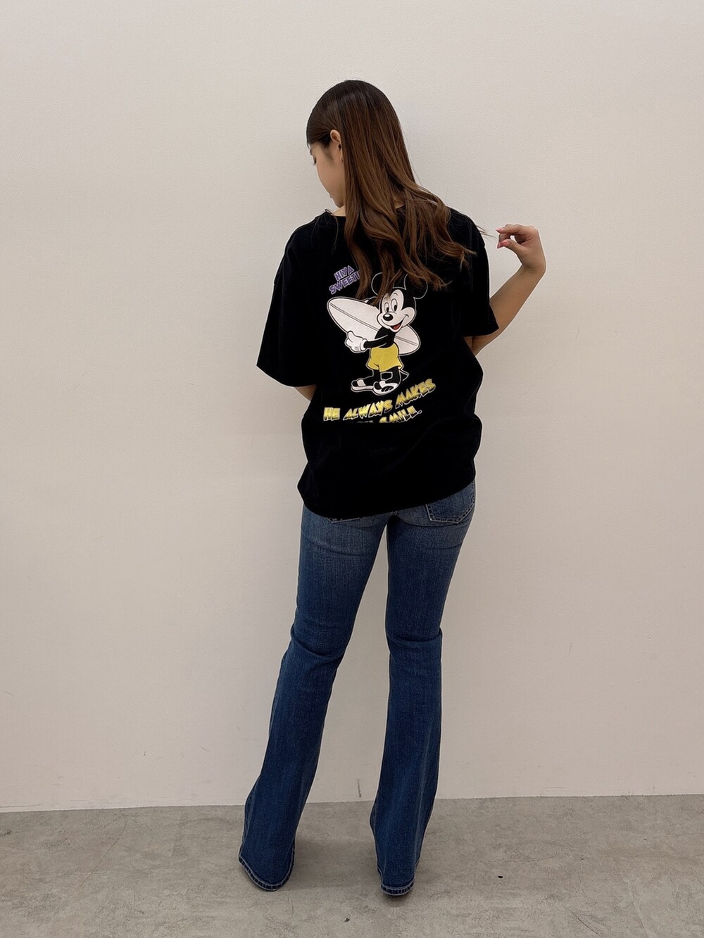 ブラック系のTシャツ/カットソー、ブルー系のデニムパンツ、ホワイト系のパンプスを着用したレディースの春コーディネートの3枚目の写真