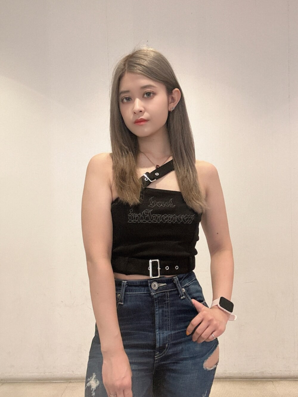 ブラック系のサンダル、ブルー系のデニムパンツ、ブラック系のキャミソールを着用したレディースの夏コーディネートの4枚目の写真