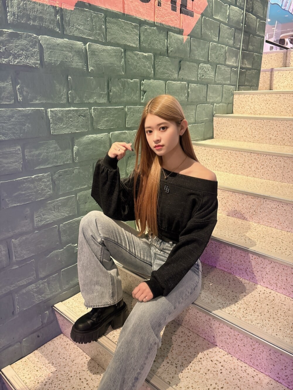 ブラック系のブーツ、ブラック系のTシャツ/カットソー、ブルー系のデニムパンツを着用したレディースの春コーディネートの5枚目の写真