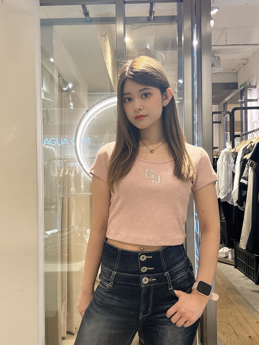 ピンク系のTシャツ/カットソー、ブルー系のデニムパンツ、ブラック系のサンダルを着用したレディースの春コーディネートの4枚目の写真