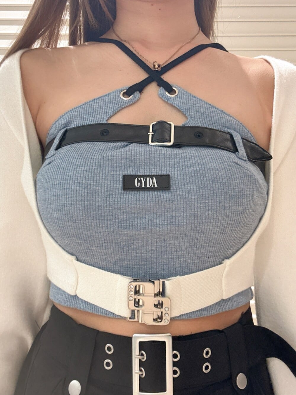 ブラック系のスカート、ブラック系のサンダル、ブルー系のキャミソールを着用したレディースの春コーディネートの7枚目の写真