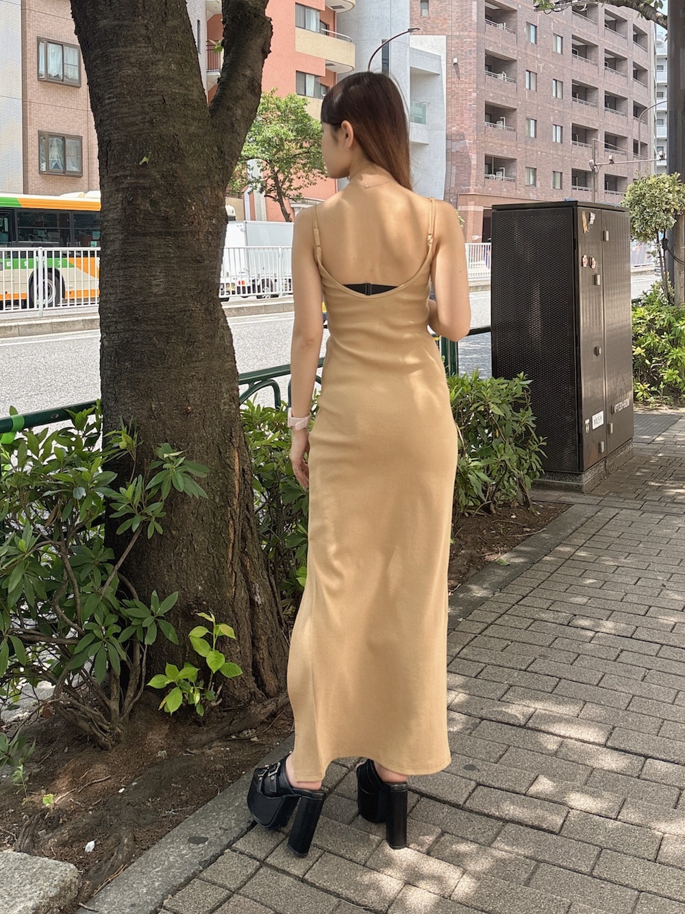 ベージュ系のワンピース、ブラック系のサンダルを着用したレディースの夏コーディネートの3枚目の写真