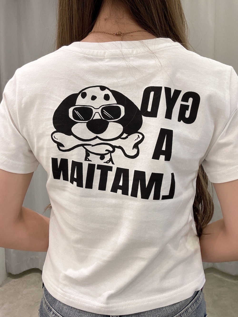 ホワイト系のTシャツ/カットソー、ブルー系のデニムパンツ、ブラック系のサンダルを着用したレディースの夏コーディネートの4枚目の写真