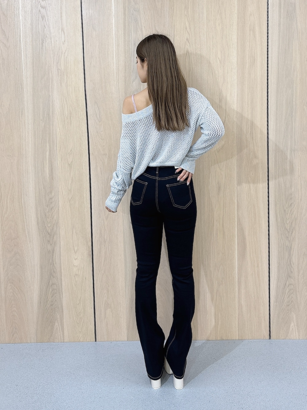 グレー系のカーディガン/ボレロ、ピンク系のキャミソール、ブラック系のデニムパンツを着用したレディースの夏コーディネートの3枚目の写真