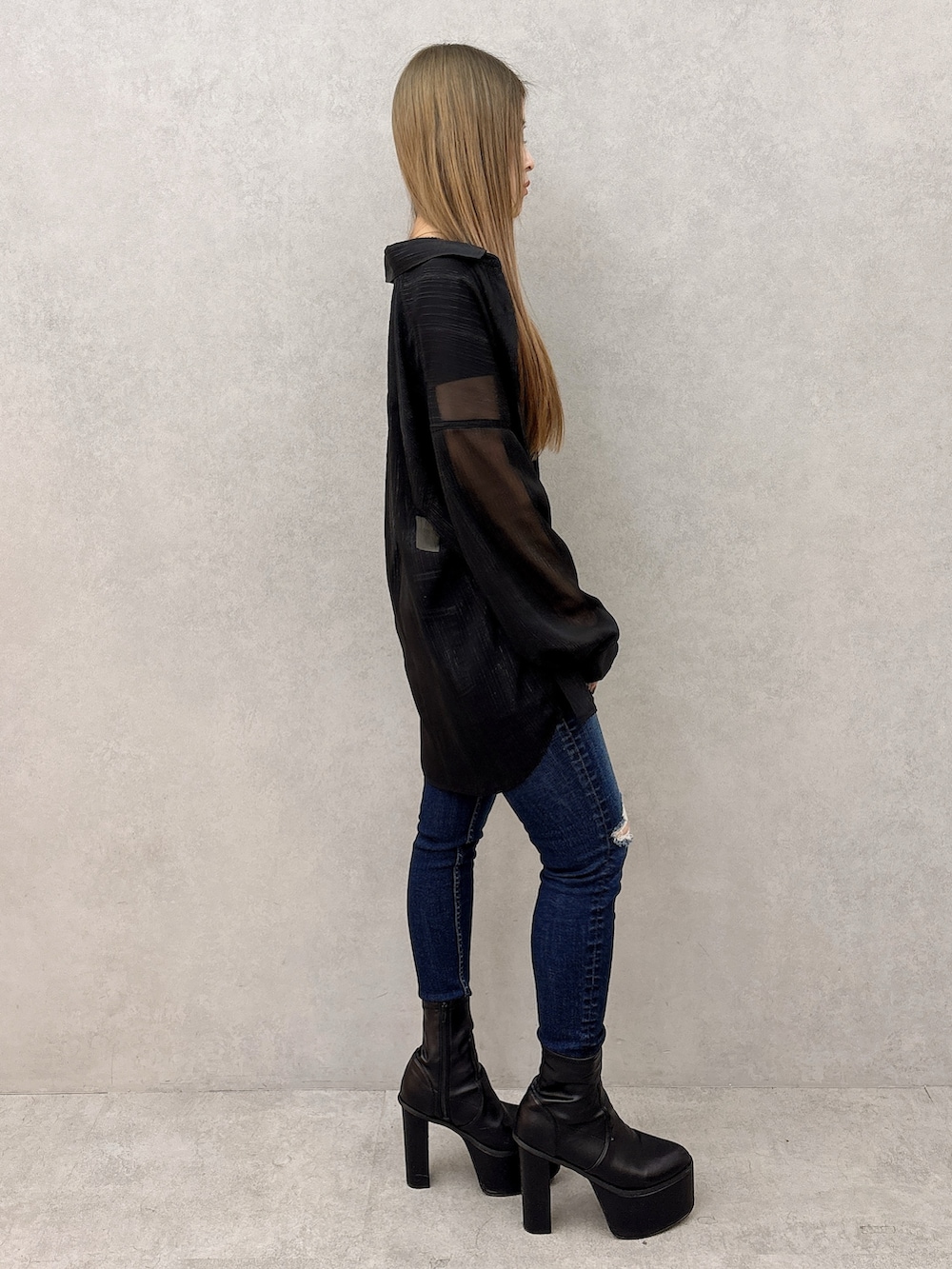 ブラック系のシャツ/ブラウス、ブラック系のTシャツ/カットソー、ブルー系のデニムパンツを着用したレディースの冬コーディネートの2枚目の写真