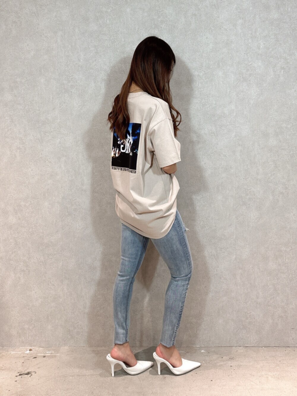 ベージュ系のTシャツ/カットソー、ブルー系のデニムパンツ、ホワイト系のパンプスを着用したレディースの春コーディネートの2枚目の写真