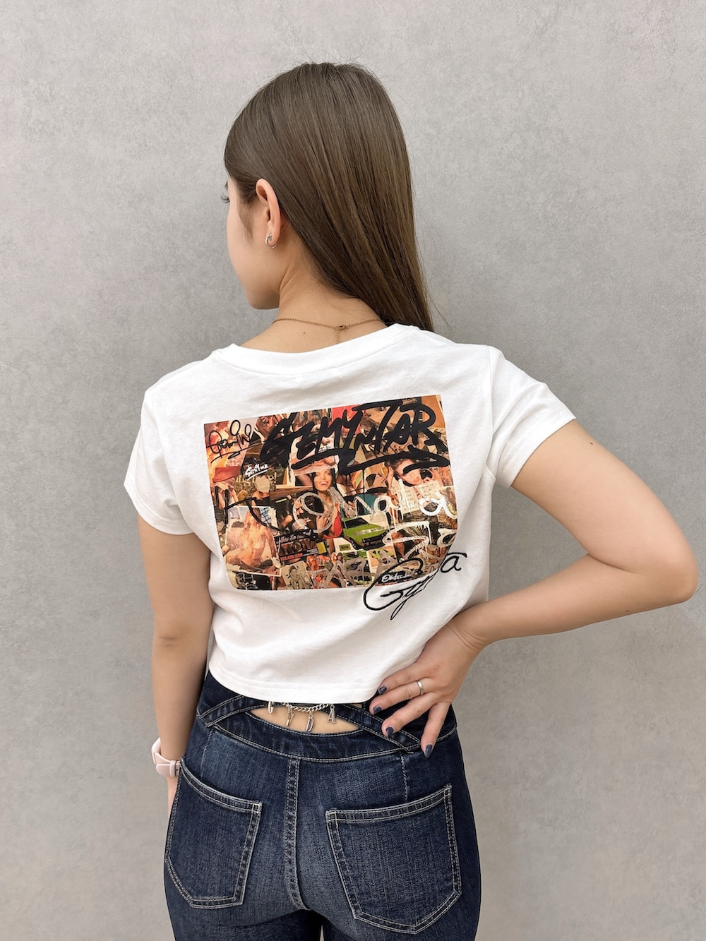 ホワイト系のTシャツ/カットソー、ブルー系のデニムパンツ、ホワイト系のパンプスを着用したレディースの春コーディネートの7枚目の写真