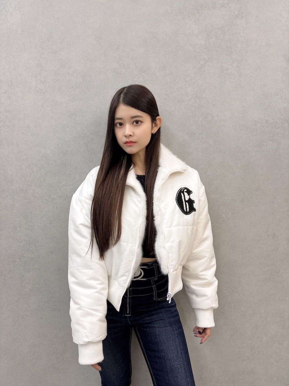 ブラック系のブーツ、ブルー系のデニムパンツ、ブラック系のTシャツ/カットソーを着用したレディースの秋コーディネートの4枚目の写真