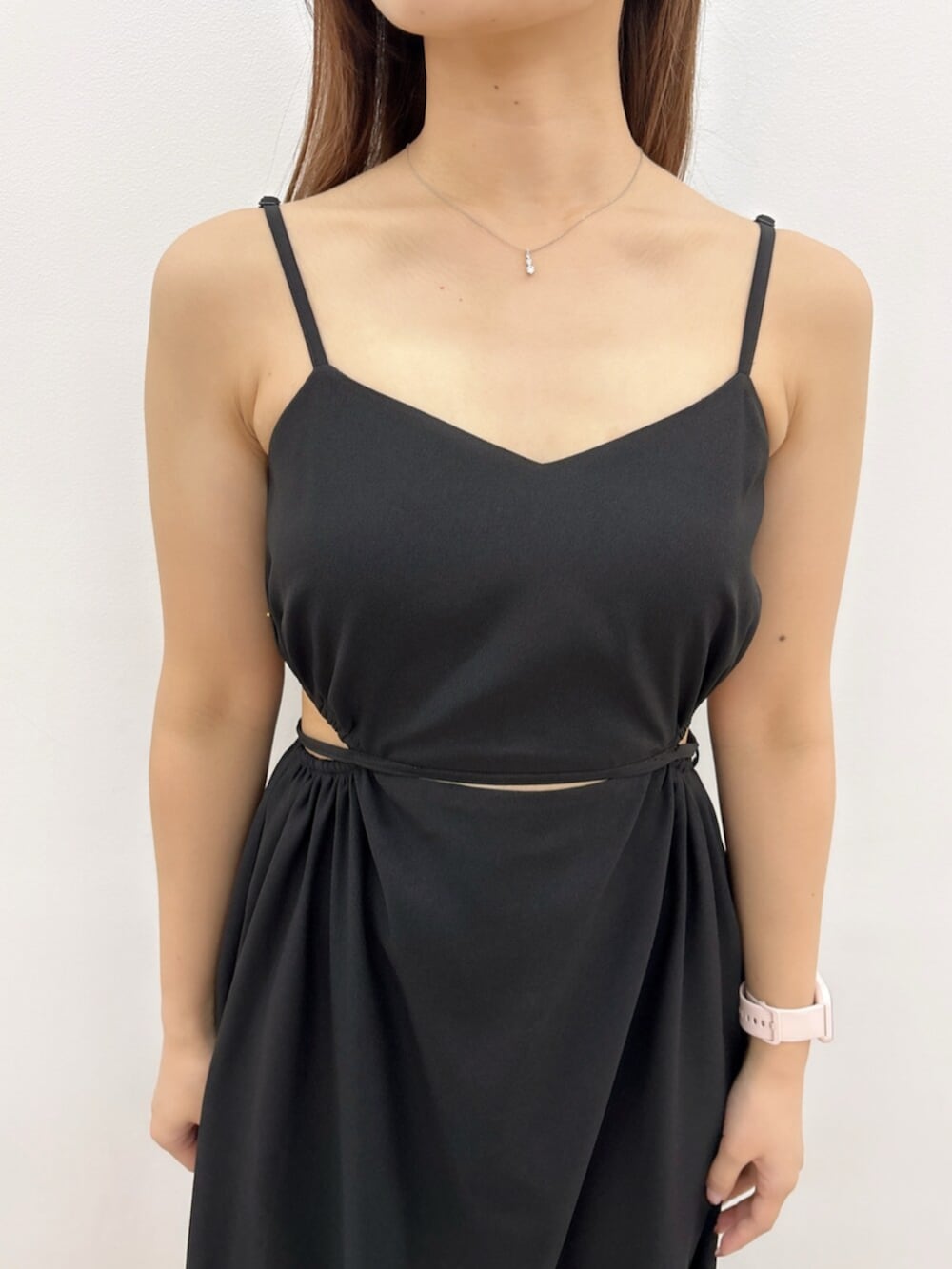 ブラック系のワンピース、ブルー系のサンダルを着用したレディースの夏コーディネートの5枚目の写真