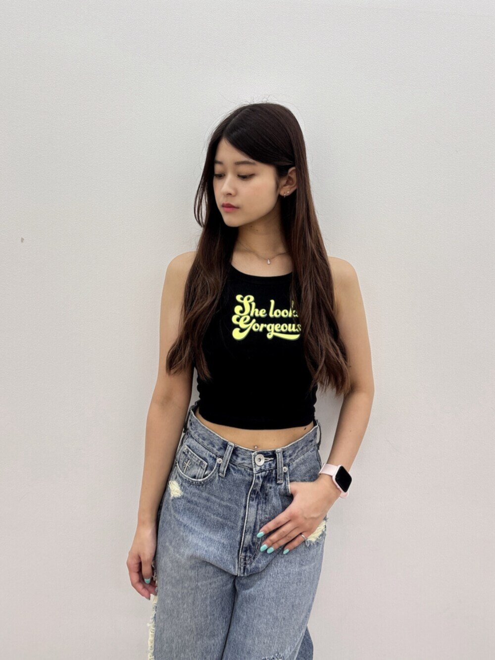 ブラック系のサンダル、ブルー系のデニムパンツ、ブラック系のタンクトップを着用したレディースの夏コーディネートの4枚目の写真