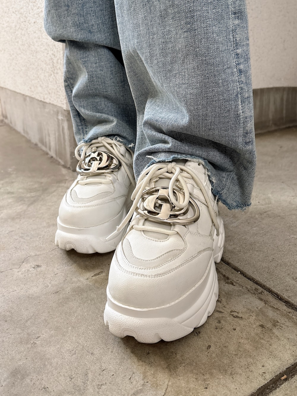 ホワイト系のTシャツ/カットソー、ブルー系のデニムパンツ、ホワイト系のスニーカーを着用したレディースの春コーディネートの7枚目の写真