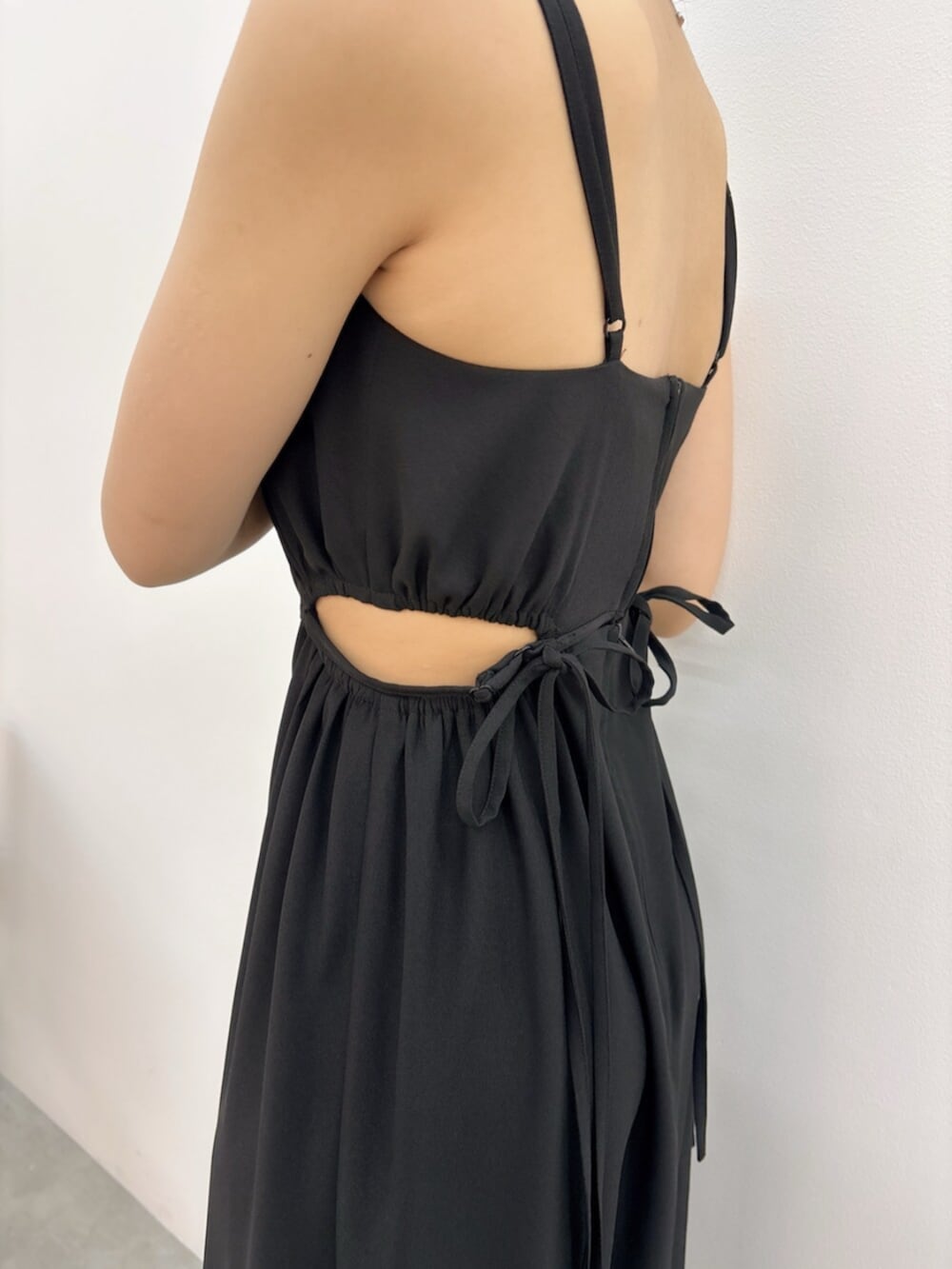 ブラック系のワンピース、ブルー系のサンダルを着用したレディースの夏コーディネートの6枚目の写真