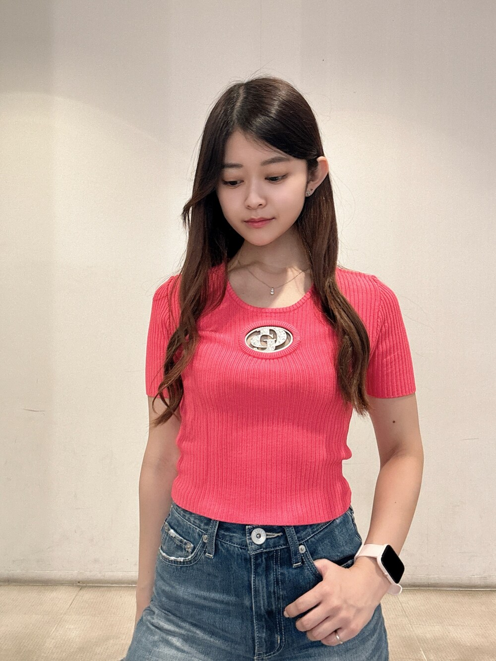 ピンク系のニット/セーター、ブルー系のデニムパンツ、ブラック系のスニーカーを着用したレディースの春コーディネートの4枚目の写真