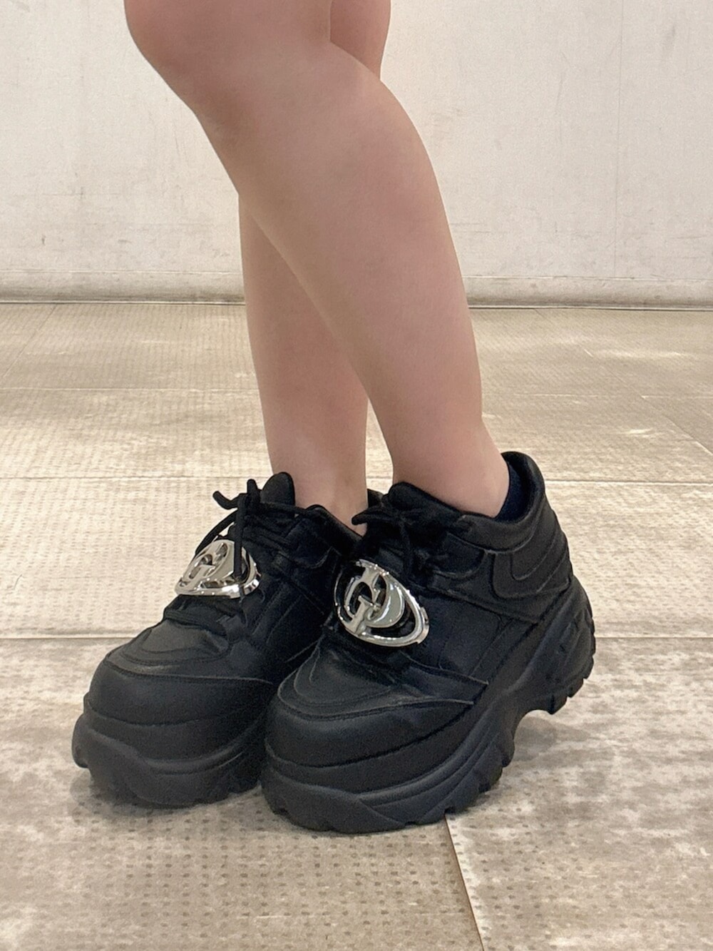 ブラック系のスニーカー、ホワイト系のニット/セーター、ブラック系のその他パンツを着用したレディースの春コーディネートの7枚目の写真