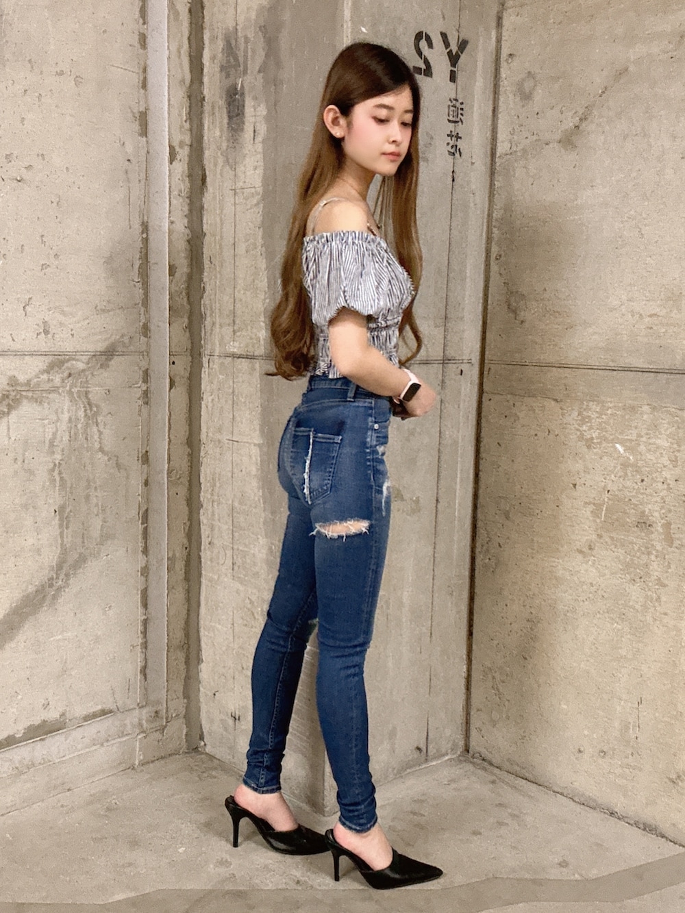 その他のシャツ/ブラウス、ブルー系のデニムパンツ、ブラック系のパンプスを着用したレディースの春コーディネートの2枚目の写真